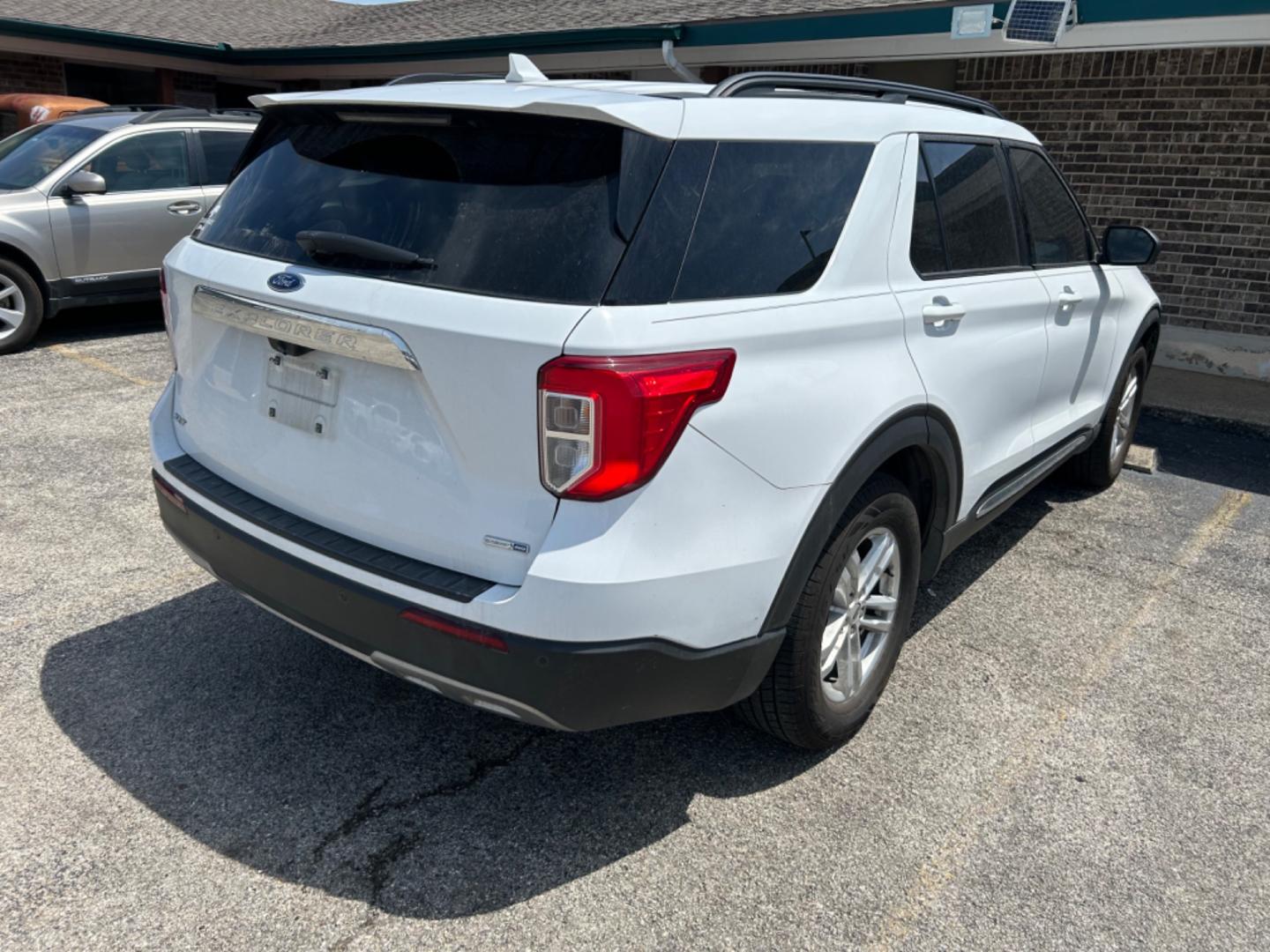 2020 White Ford Explorer XLT AWD (1FMSK8DHXLG) with an 2.3L L4 DOHC 16V engine, 10A transmission, located at 1687 Business 35 S, New Braunfels, TX, 78130, (830) 625-7159, 29.655487, -98.051491 - Photo#7